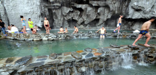 ӛ�߱�ʾ�����Ȫ�ǂ��ܰ��ĵط�����W�~��11��21��늣��غ��� �r�꣩20����������ȫ���W�jý�w�˴����~�Ŀh�С����L�Fһ�Ё����~�Ŀh���悵Ĝ����Ȫ���L��Ŀǰ��ԓ��Ȫ�ȼٴ�M�����M��һ�ڽ��O���s�в��ف��Ը��ص��ο͡��Ȳ������������M�����Ԕ����