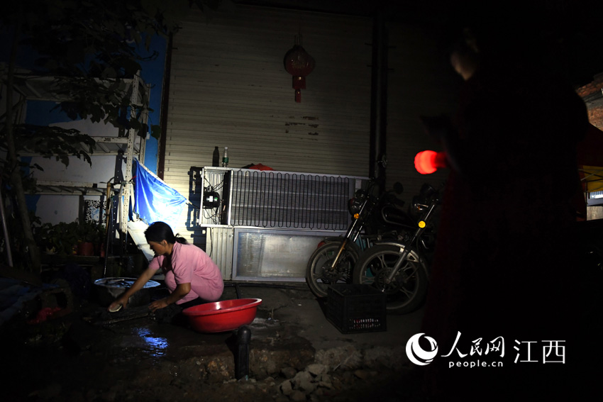 �ԁ�ˮ��Ҳͨˮ����һλС�������oϴ�·��ļ��L���������������W �r��/�z��