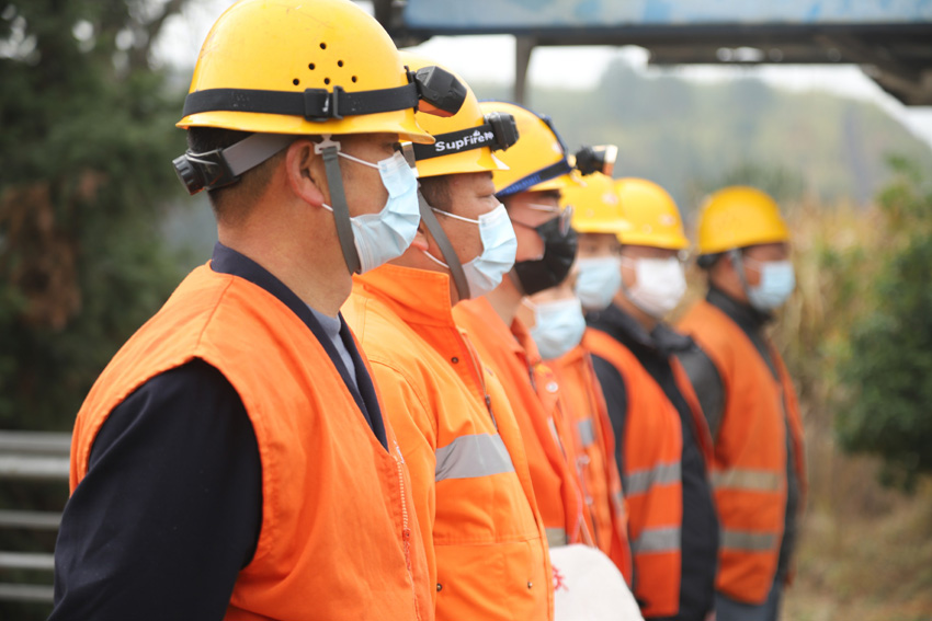 8�r���Ї��F·�ϲ����F���޹�˾��ƽ���ն�����ɽ·��܇�g���������M�а�ǰ�c������Ф혽� �z��