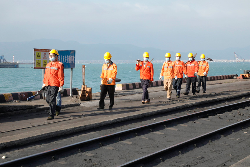 ����������F���r���ն������ڻؼҵ�·�����@��һȺ�泯�󺣵��B·�����������A �z��