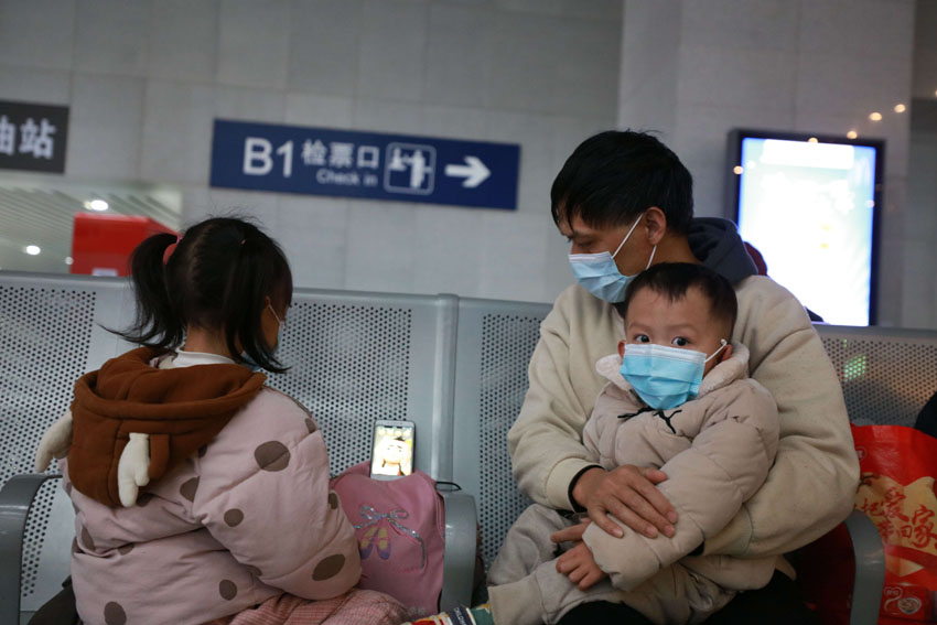 ���ϲ���܇վ��܇�҃���һλ�̰�������С�냺����Ů��һ�𿴄Ӯ�Ƭ��� �z