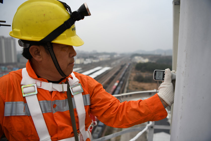 �����ˆT���ھ����40�׵�ͨ���F��ƽ�_̎ʹ���о�x�y���F������Ƿ���Ϙ˜�������� �z