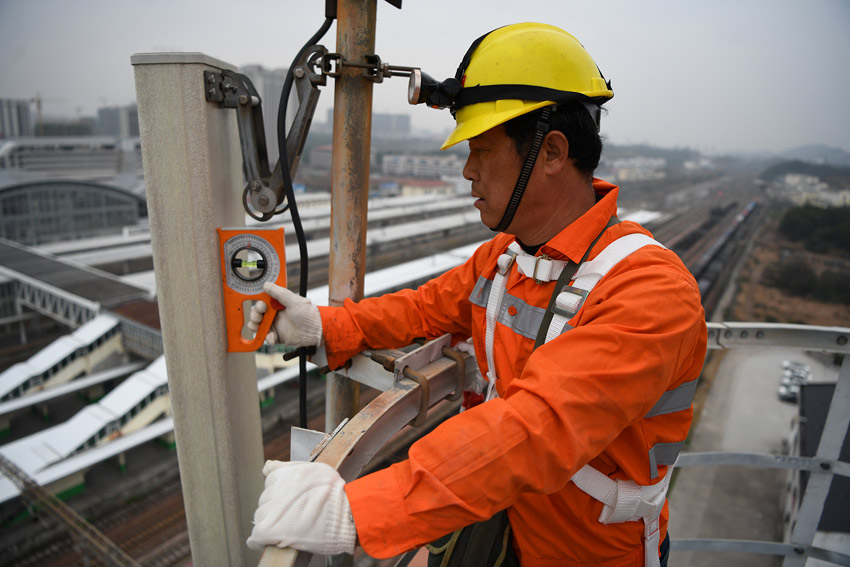 �����ˆT����ʹ�ýǶȃx���F·ͨ���쾀�Ƕ��M�Мyԇ������� �z