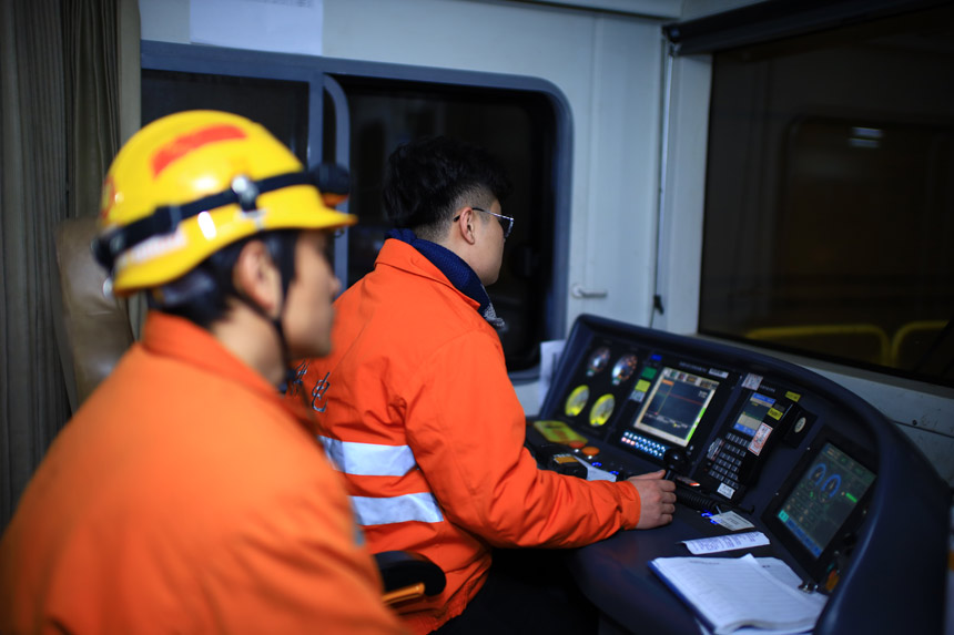 軌道車司機為接觸網工作業保駕護航。陳稼坤攝