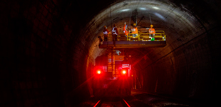 關注：2022春運進行時        “2022年春運”于2022年1月17日開始，2月25日結束，共計40天?！鹃喿x】