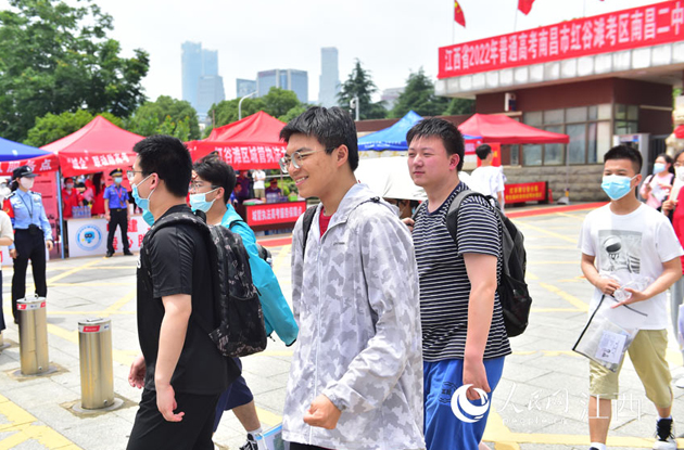 高清圖:高考首日考試結束