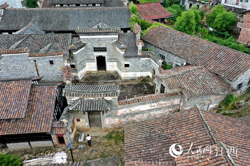 航拍鏡頭下棠陰鎮連片的古建筑蔚為壯觀。人民網 時雨攝