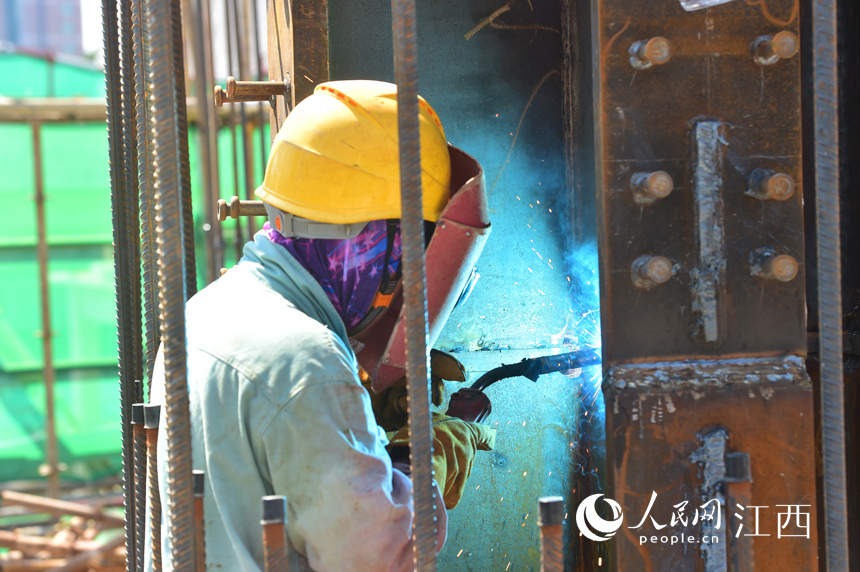 工地上，建筑工人冒著高溫施工。 人民網 時雨攝