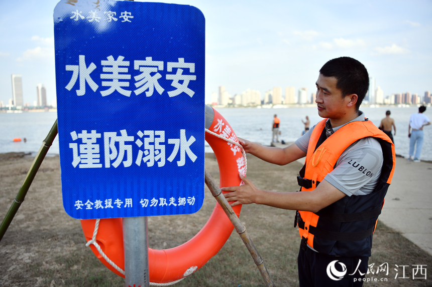 在贛江的岸邊，救援隊隊員正在檢查救生設備。 人民網 時雨攝