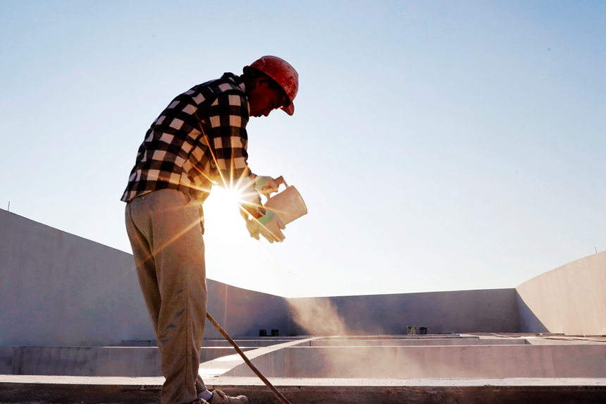 噴涂工在烈日下施工。陳福平攝