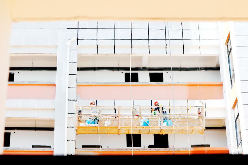 噴涂工在烈日下施工。陳福平攝