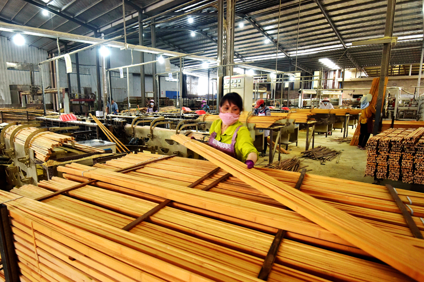 一家竹制品廠工人在加工產品。吳志貴攝