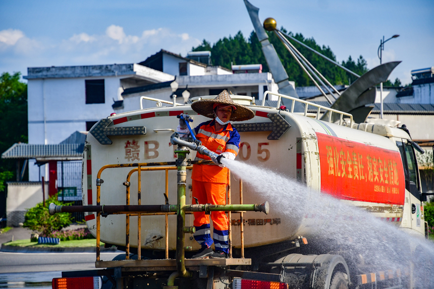 不懼高溫，堅守崗位。