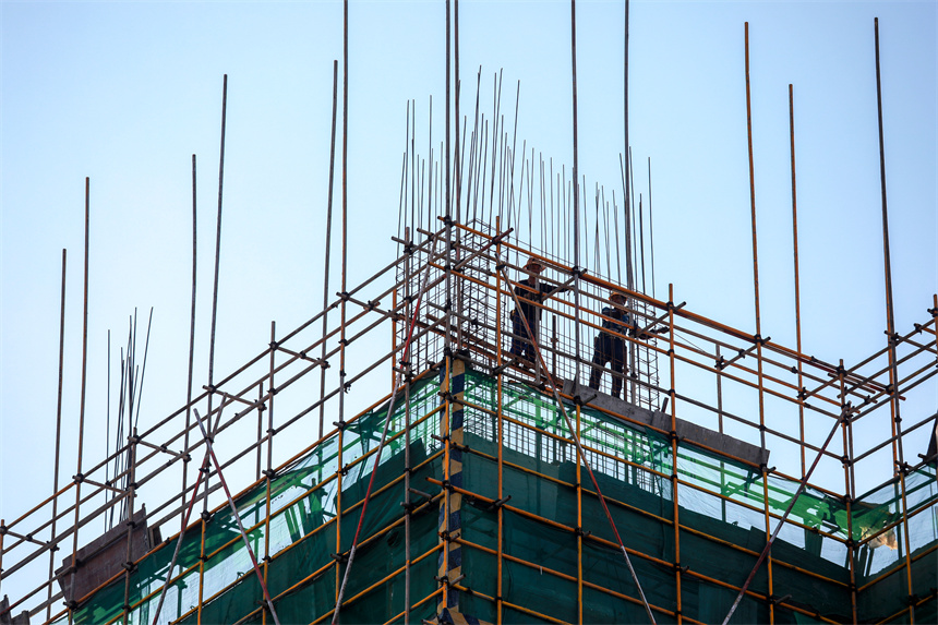 工人們加緊時間趕進度。?黃煜攝