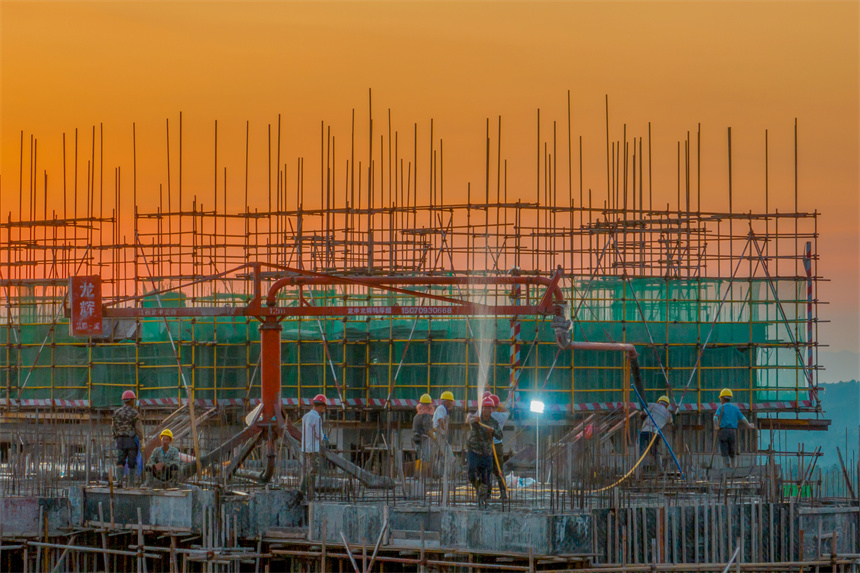 工人們加緊時間趕進度。?黃煜攝