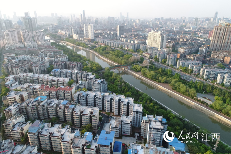 2012年以來，江西用于民生方面支出占財政支出比重穩定在80%左右。圖為南昌老城區撫河兩岸民居改造后的風光。 人民網 時雨攝