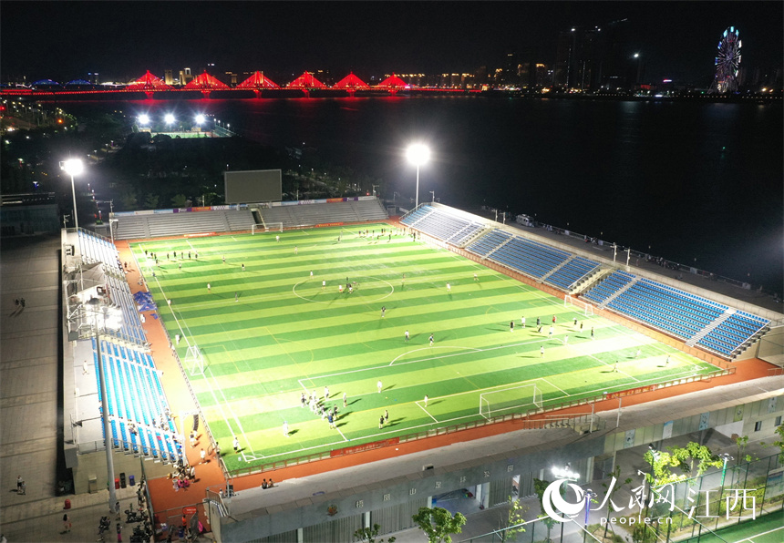 贛江旁的球場上燈火通明，市民正在球場馳騁比拼、揮灑汗水。 人民網 時雨攝