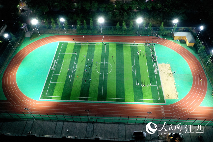 贛江旁的球場上燈火通明，市民正在球場馳騁比拼、揮灑汗水。 人民網 時雨攝