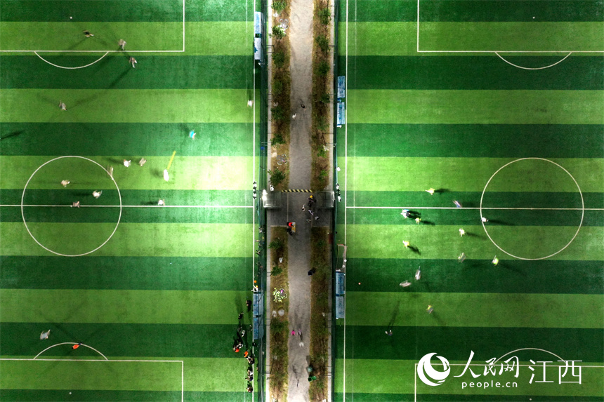 贛江旁的球場上燈火通明，市民正在球場馳騁比拼、揮灑汗水。 人民網 時雨攝