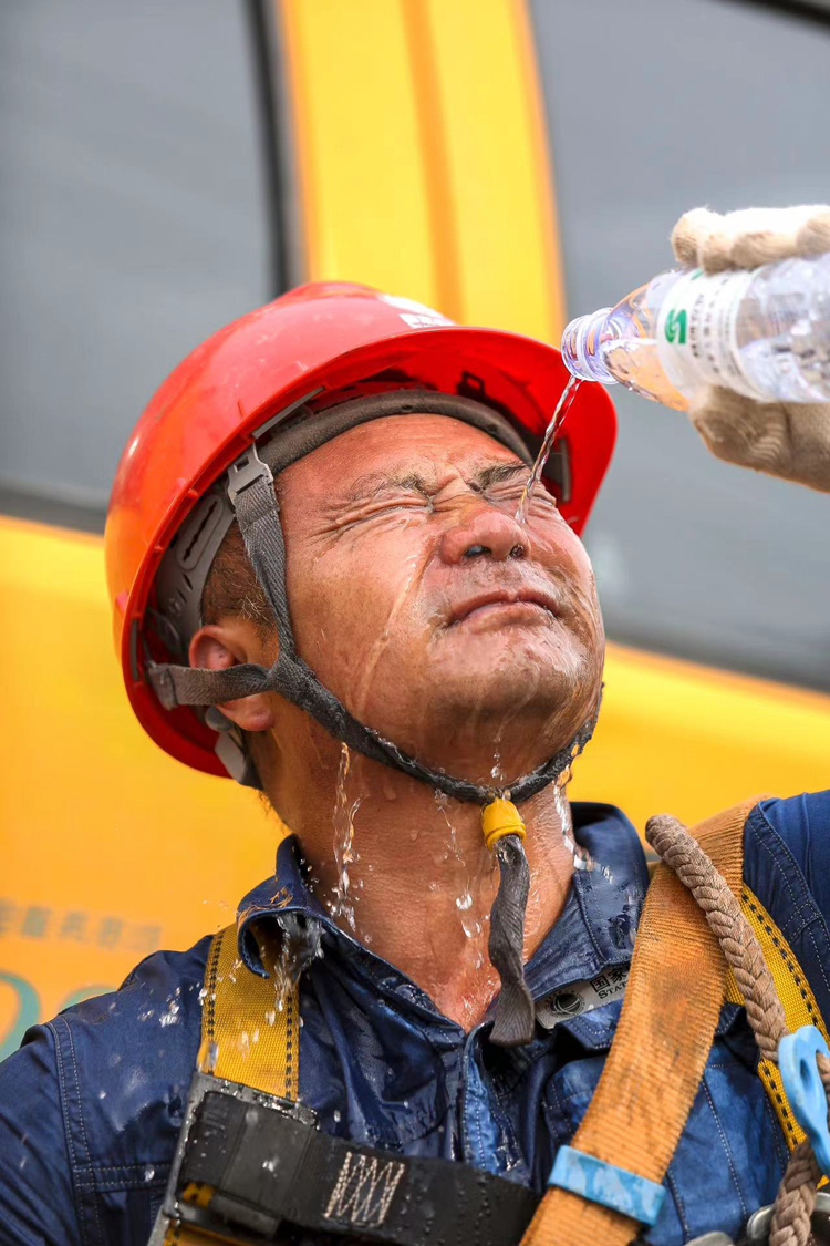 為保障作業人員安全健康，國網萬載縣供電公司配發防暑降溫用品，防止作業人員中暑。陳輝亮攝