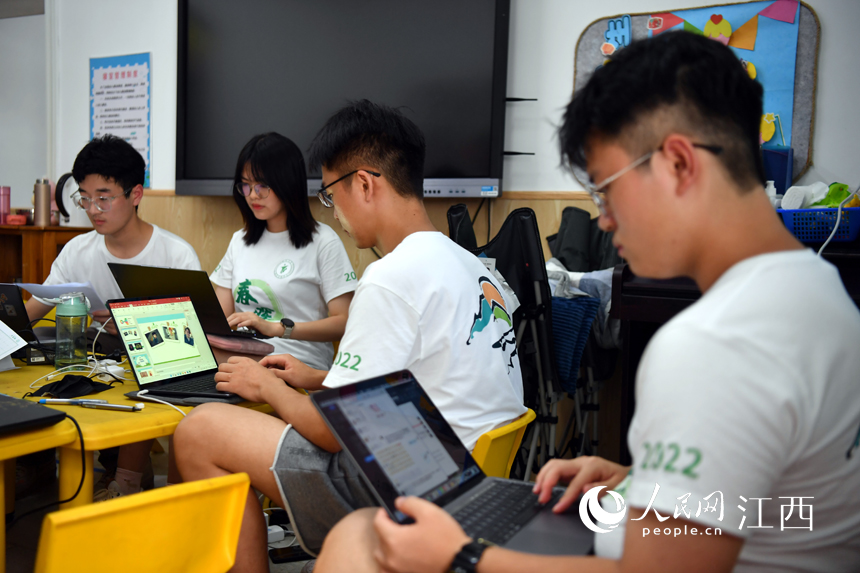 支教學生擠在辦公室里認真備課。 人民網 時雨攝