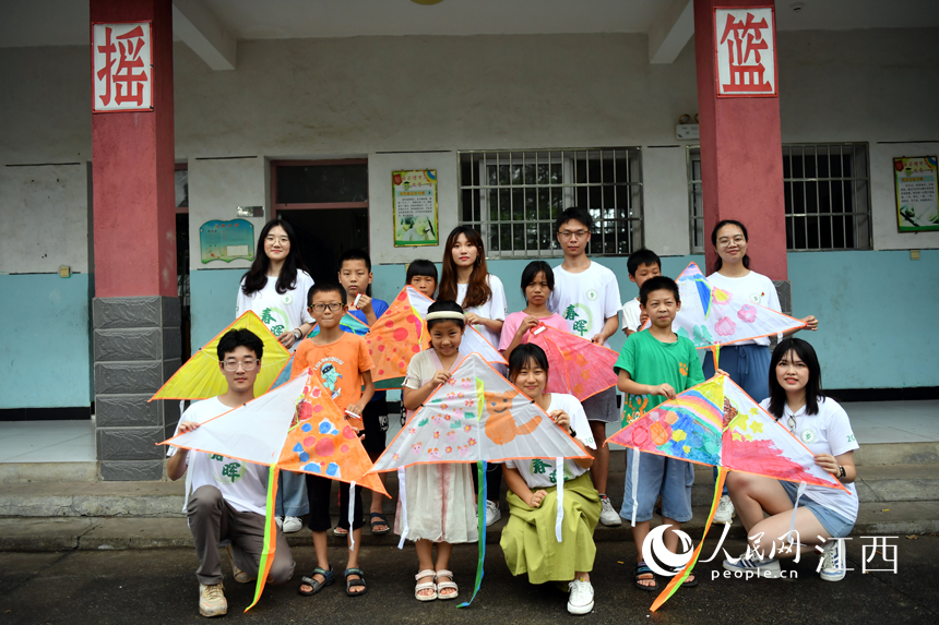 部分支教學生和部分留守兒童一起合影。 人民網 時雨攝