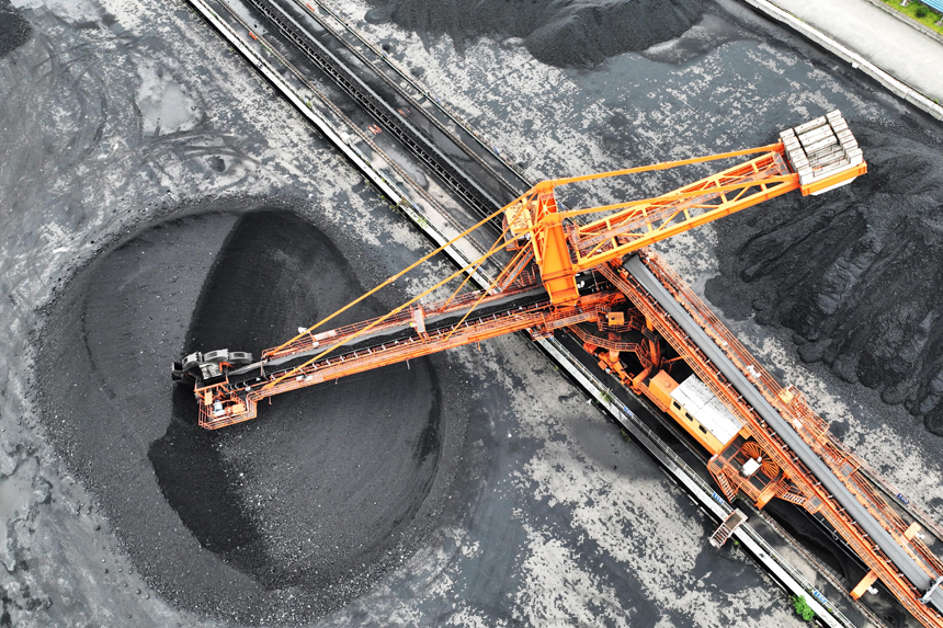 在江西省煤炭儲備中心，斗輪機正在取煤。胡國林攝