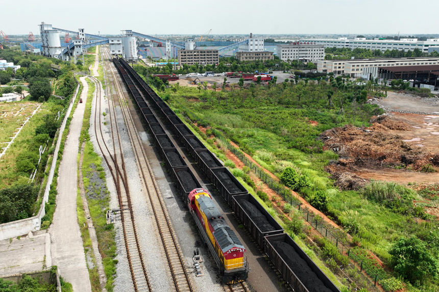 一列滿載電煤的貨物列車駛出江西省煤炭儲備中心鐵路專用線。胡國林攝