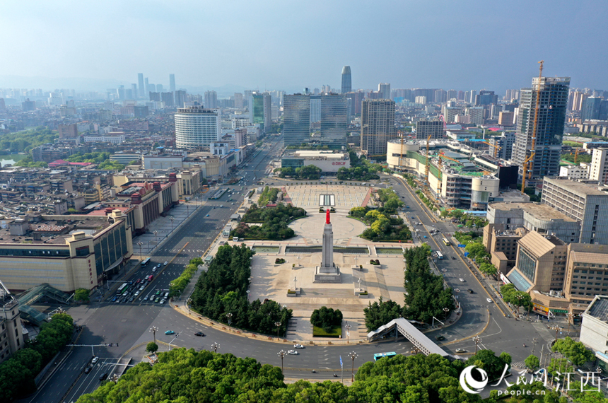 建軍節前夕,南昌市對八一廣場周邊的配套設施進行了修繕,環境煥然一新。 人民網 時雨攝