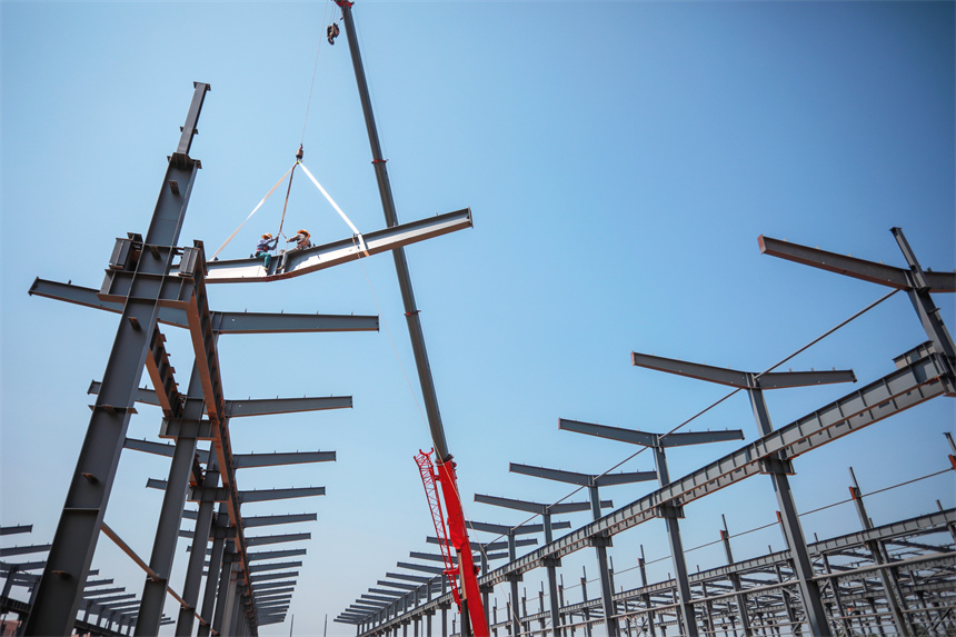 工人們冒著高溫加緊施工。