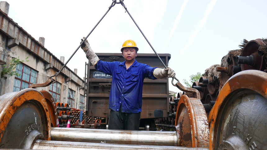 烈日下，工人們正在作業。 倪述洵 攝