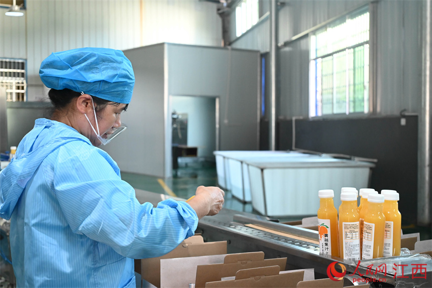 工人正在將成品裝箱。賴漢晨攝