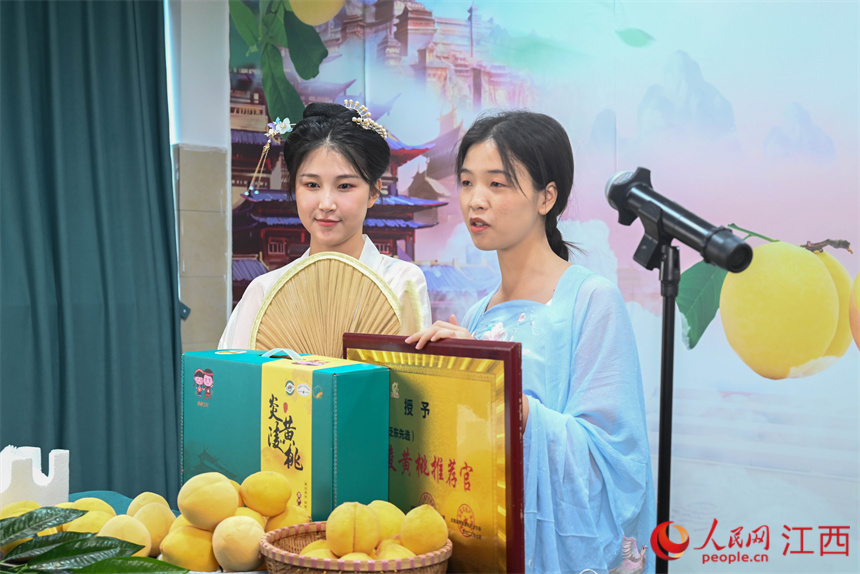 主播正在直播帶貨。賴漢晨攝