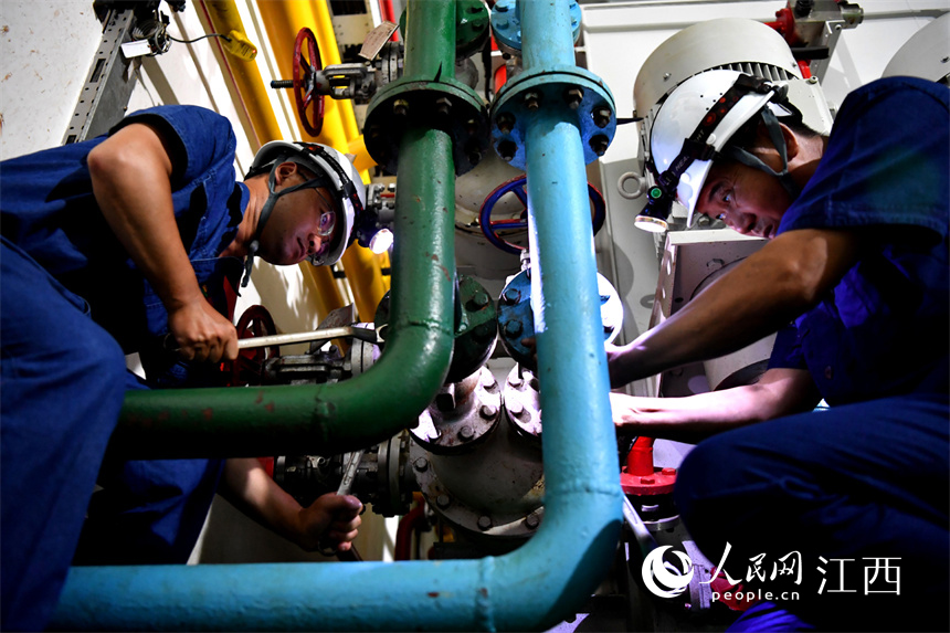 電站設備間內，工作人員正在對機械進行檢修。 人民網 時雨攝