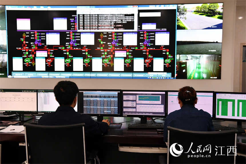 監控室內，工作人員密切關注贛江水位和設備運行情況。 人民網 時雨攝
