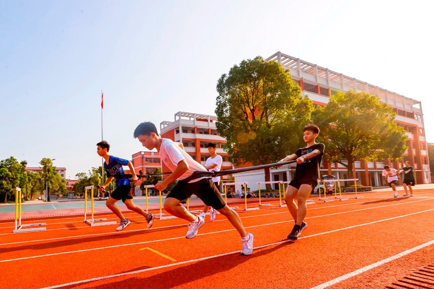 田徑隊的學生在進行體育訓練。陳福平攝