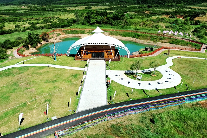 當地將生態資源轉化為經濟效益，建起了野奢營地，為鄉村游帶來更多活力。宋靖輝攝