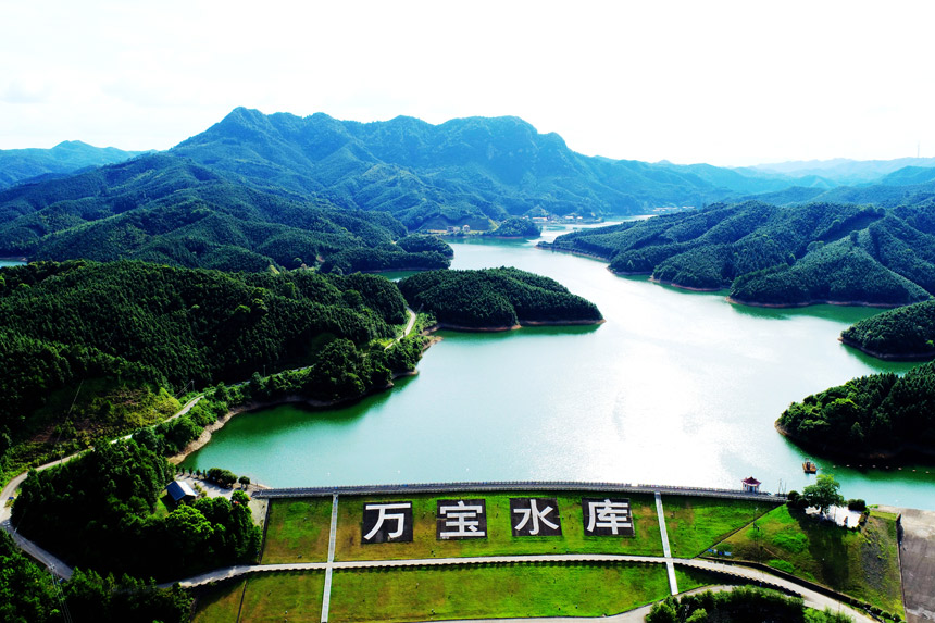 航拍鏡頭下的江西省吉安市峽江縣金江鄉廟下村萬寶水庫，青山碧水，美景圖畫。宋靖輝攝