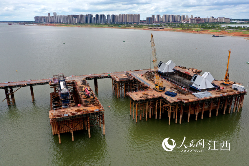 其他的橋墩正在施工，即將出水。 人民網 時雨攝