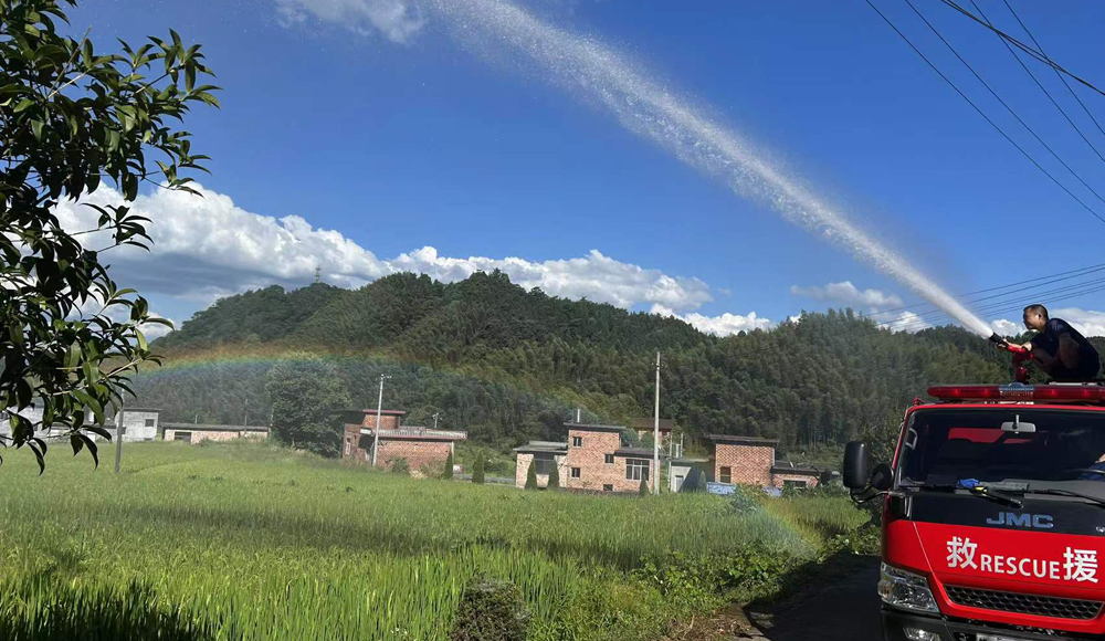 江西萍鄉:消防車運水 解群眾“缺水之急”