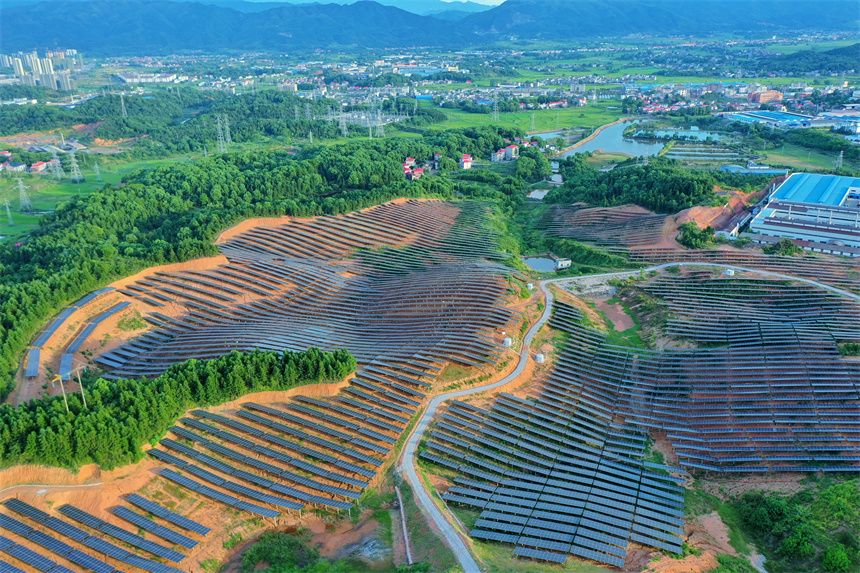航拍蘆溪縣蘆溪鎮路行村光伏基地。王強攝