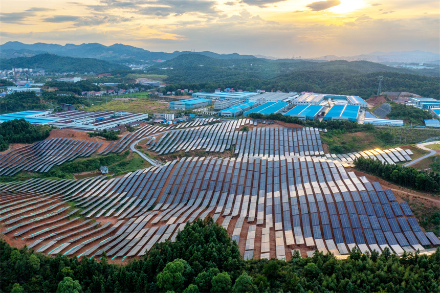 航拍蘆溪縣蘆溪鎮路行村光伏基地。王強攝
