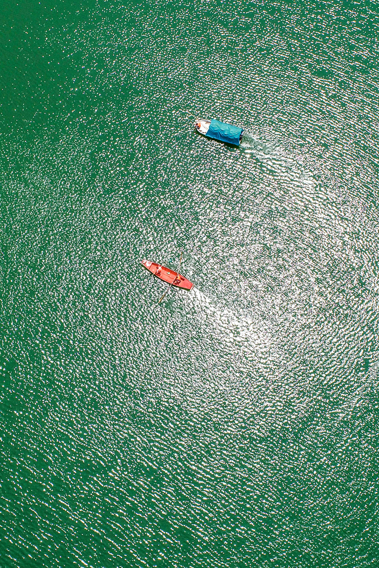 保潔員在湖面巡查 （無人機拍攝）。陳福平攝