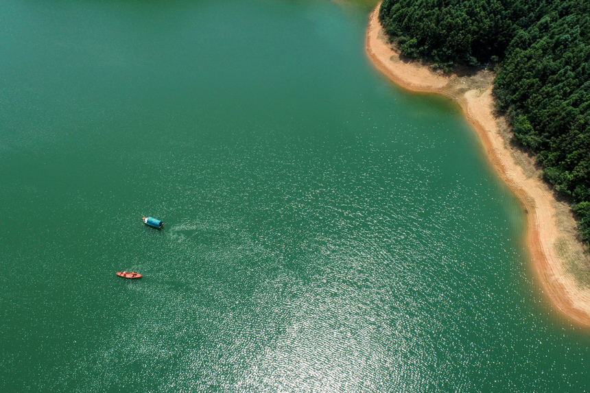 保潔員在湖面巡查 （無人機拍攝）。陳福平攝