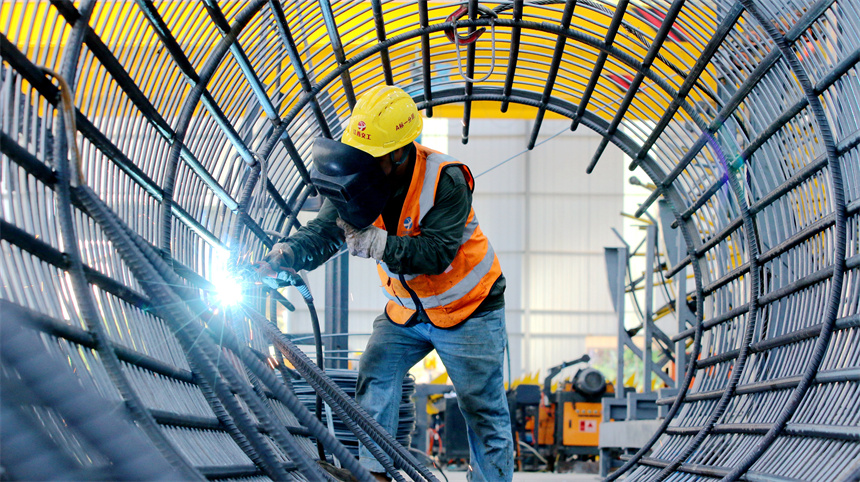 工人們不畏酷暑，抓緊施工。李建平攝
