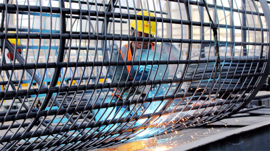 工人們不畏酷暑，抓緊施工。李建平攝