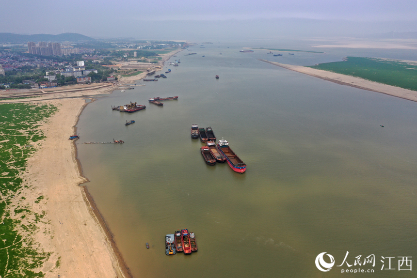 鄱陽湖深水區航道退水痕跡很明顯。 人民網 時雨攝