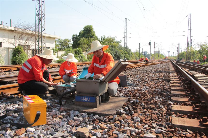 鐵路工人正在對道岔轉轍機進行檢查，并詳細記錄數據。 畢嘉偉攝