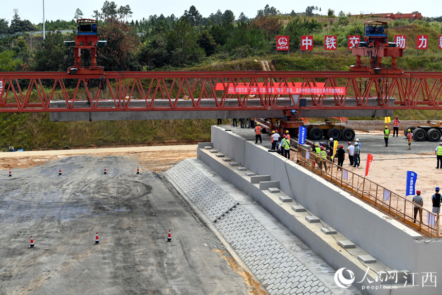 架橋機正在推進預制箱梁。 人民網 時雨攝