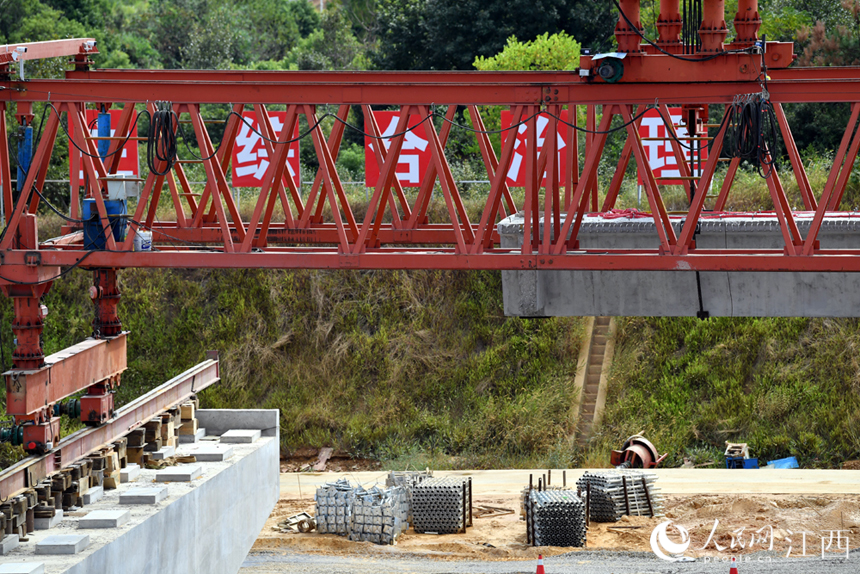 架橋機正在推進預制箱梁。 人民網 時雨攝